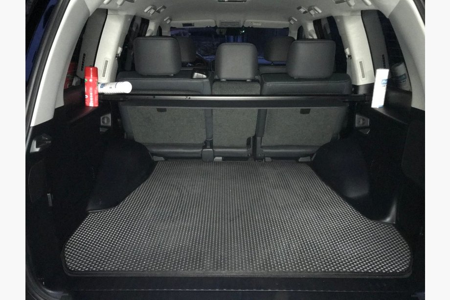 Toyota Land Cruiser 200 2007–2021 Bagagerumsmåtte V-1 (EVA, 5 sæder, sort) Image