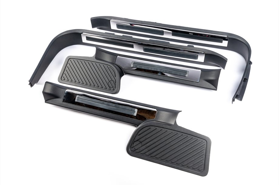 Toyota Land Cruiser 200 2007–2021 Dørtrinslister i plast med belysning (sort) Image