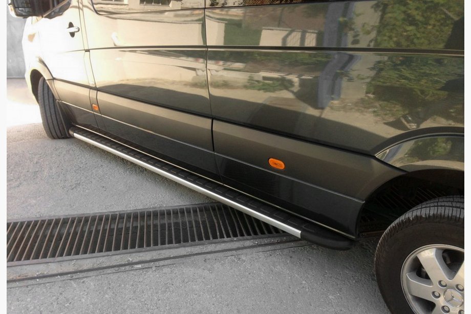 Mercedes Sprinter W907/W910 2018– Duru sidetrin (2 stk., aluminium) Image