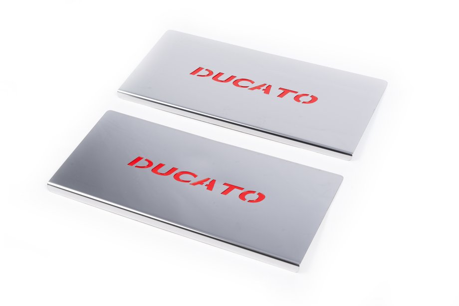 Fiat Ducato 2006–2025 Indvendige dørtrinslister, røde (2 stk., rustfrit stål) Image