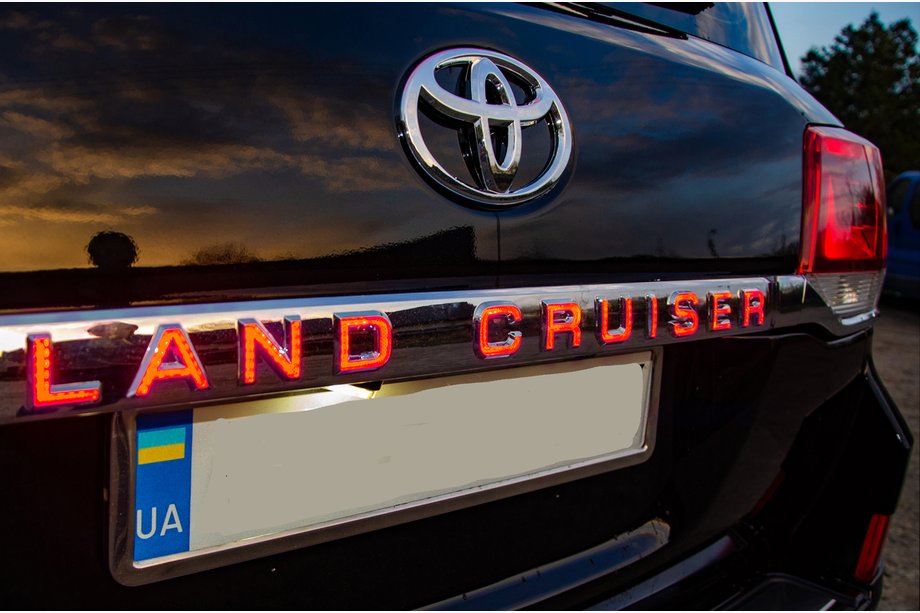 Toyota Land Cruiser 200 2007–2021 LED-liste over nummerpladen (2016+) Image