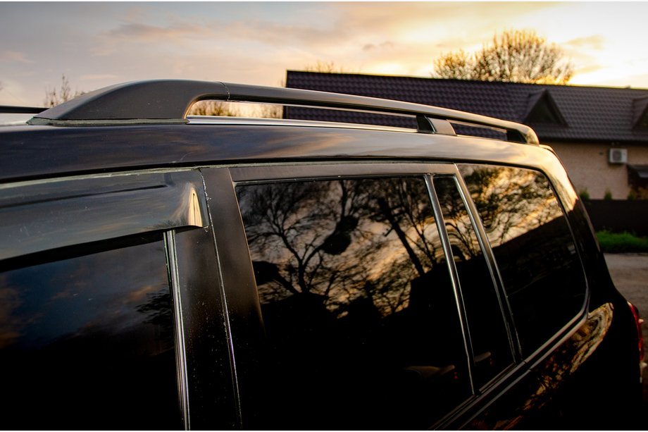 Toyota Land Cruiser 200 2007–2021 Tagrælinger, originalt design Premium Black (2 stk.) Foto 1