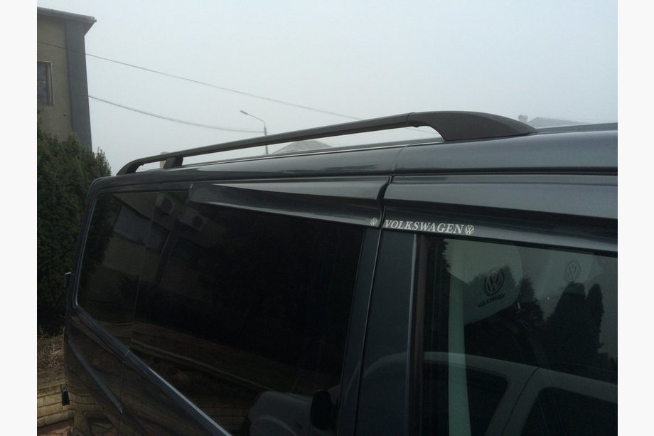 Volkswagen T5 Caravelle 2004–2010 Sorte tagrælinger Kort akselafstand, plastfødder Foto 3