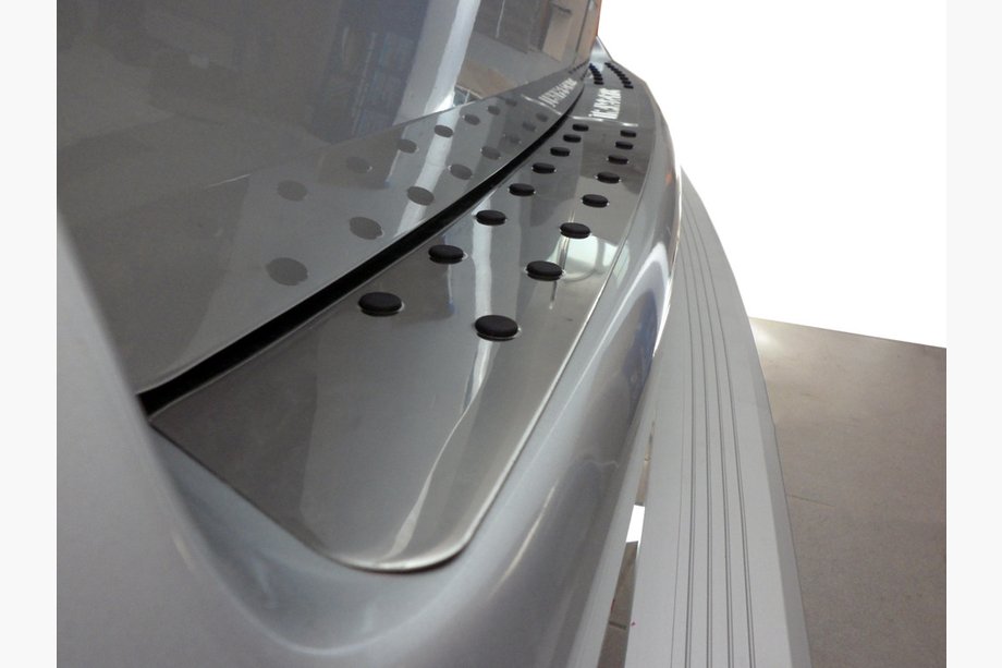 Volkswagen T5 Multivan 2003–2010 Bagkofangerbeskytter med sorte indsatser (rustfrit stål) Image