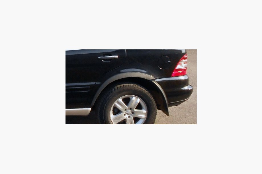 Mercedes ML W163 1997–2005 Hjulbuelister (4 stk., sort metal) Image