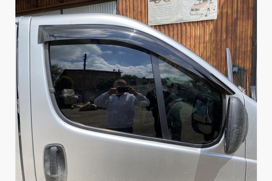 Opel Vivaro 2001–2015 Vindafvisere til sideruder (2 stk., ANV) Image