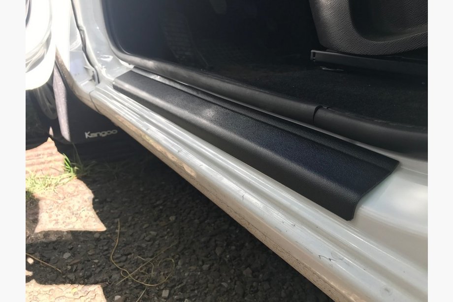 Renault Kangoo 2008–2020 DDU dørtrinslister (2 stk., plast) Foto 3