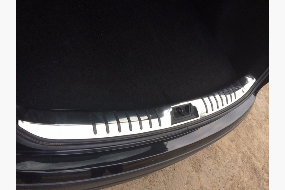 Nissan Qashqai 2010–2014 Indvendig bagagerumsbeskyttelsesplade (rustfrit stål ↗ med gummiindsatser) Image