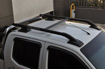 Nissan Navara 2006–2015 Tagrælinger med tværstænger (2 stk., sorte) foto 2