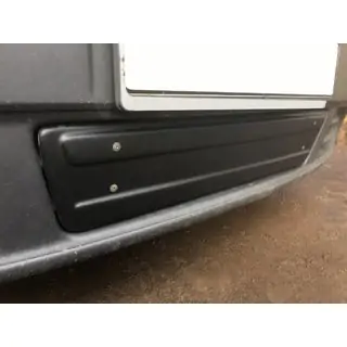 Nedre vinterafdækning (under nummerpladen)