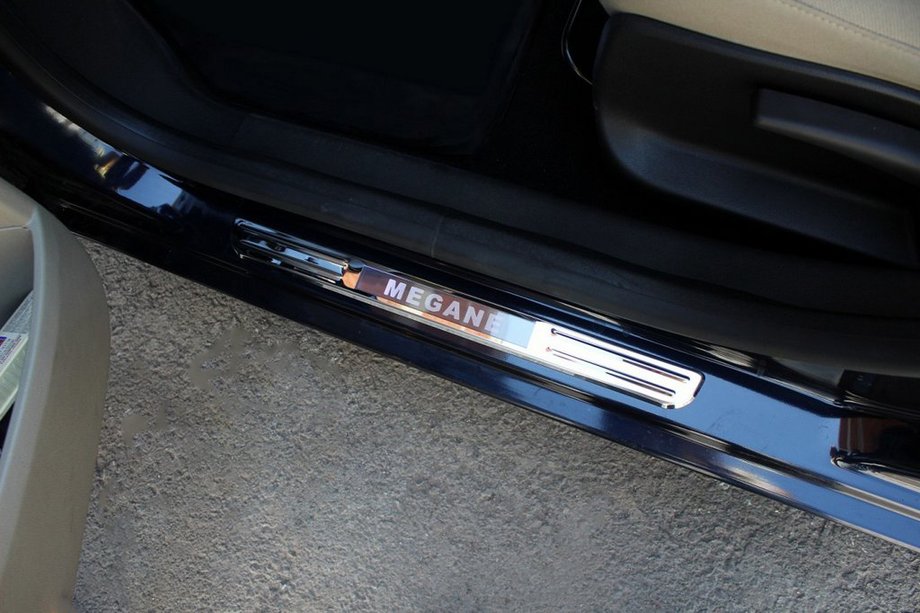 Renault Megane III 2009–2016 Trådløse dørtrinslister med LED-lys (2 stk., rustfrit stål) Foto 1