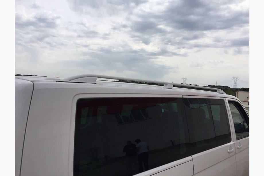 Volkswagen T5 Caravelle 2004–2010 Tagrælinger Skyport (hvide) Kort akselafstand Foto 8