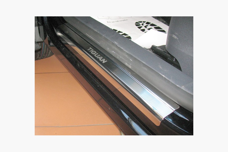 Volkswagen Tiguan 2007–2016 Dørtrinslister Nathaniko (4 stk., rustfrit stål) Carbonlook Image