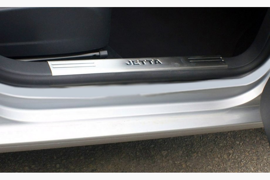 Volkswagen Jetta 2006–2011 Indvendige dørtrinslister (rustfri stål) Sæt med 4 stk. (med tekst), OmsaLine - italiensk rustfrit stål Foto 2