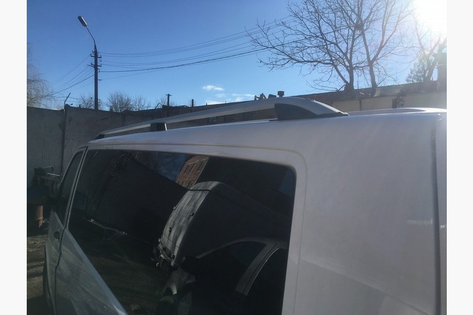 Volkswagen T5 2010–2015 Tagrælinger CROWN (mat grå) Foto 6