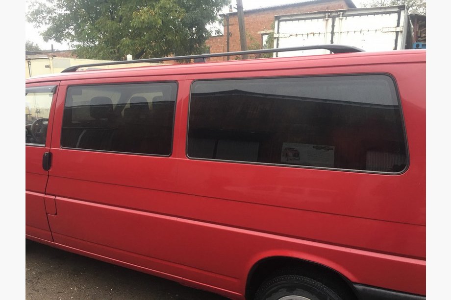 Volkswagen T4 Caravelle/Multivan 1990–2003 Sorte tagrælinger Lang akselafstand, plastfødder Foto 2