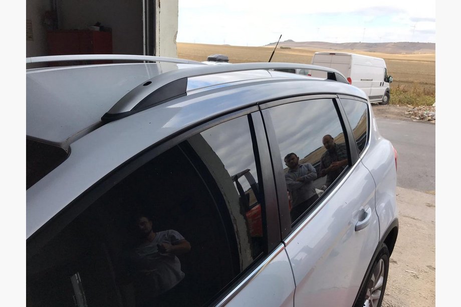 Ford Kuga 2008–2013 Tagrælinger Skyport (grå) Image