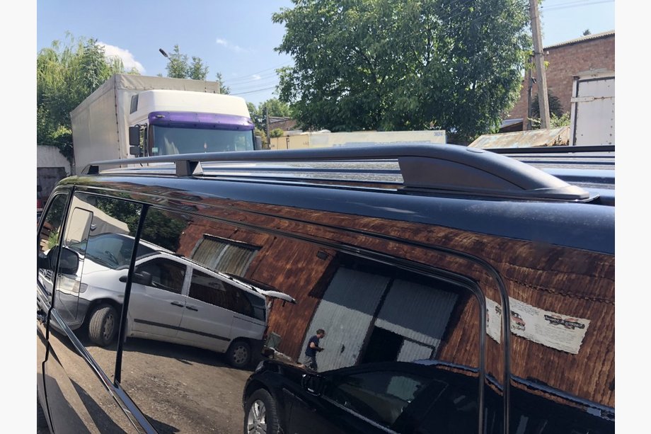 Volkswagen T5 Caravelle 2004–2010 Tagrælinger Skyport (sorte) Kort akselafstand Foto 3