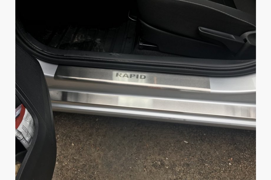 Skoda Rapid 2012–2019 Krom dørtrinslister Nataniko (8 stk., rustfrit stål) Premium - 3M tape, 0,8 mm Image