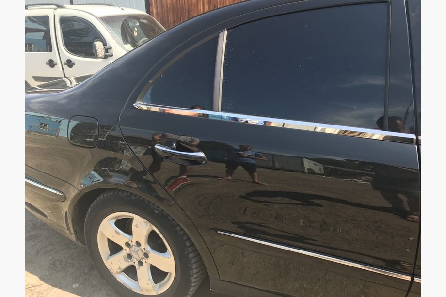Mercedes E-klasse W211 2002–2009 Udvendige rudekantslister i rustfrit stål Foto 6