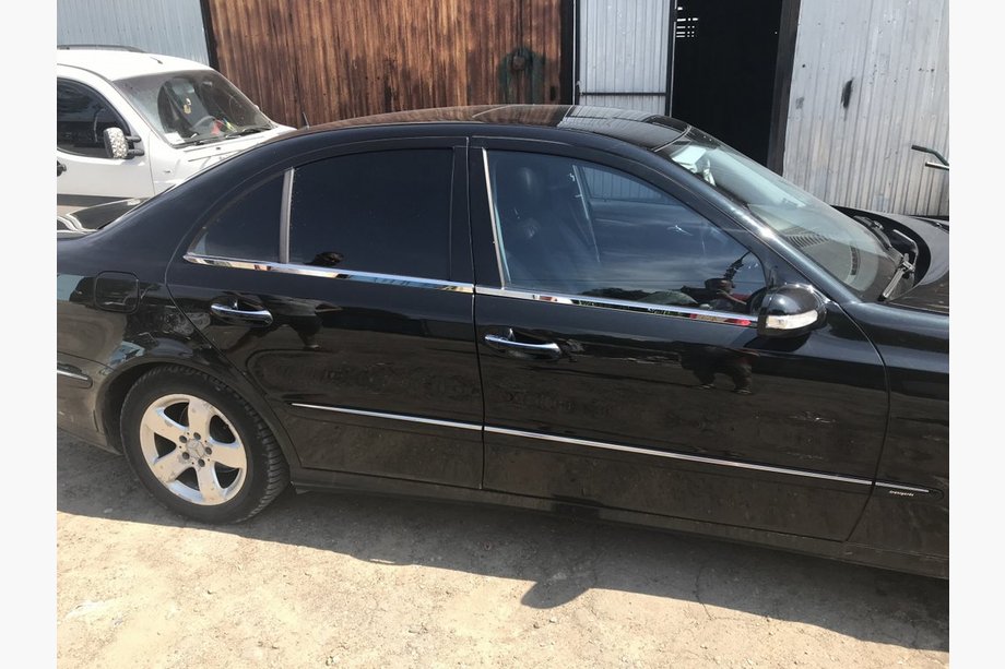 Mercedes E-klasse W211 2002–2009 Udvendige rudekantslister i rustfrit stål Foto 5