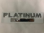 Nissan Patrol Y62 2010–2024 Platinum emblem foto 1