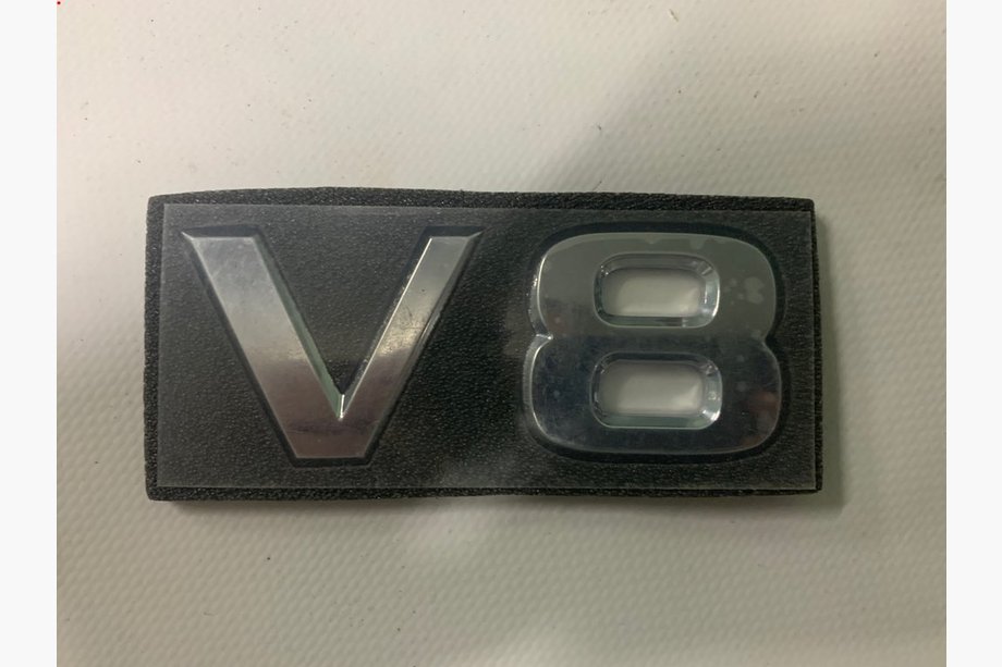 Nissan Patrol Y62 2010–2024 V8-emblem Image