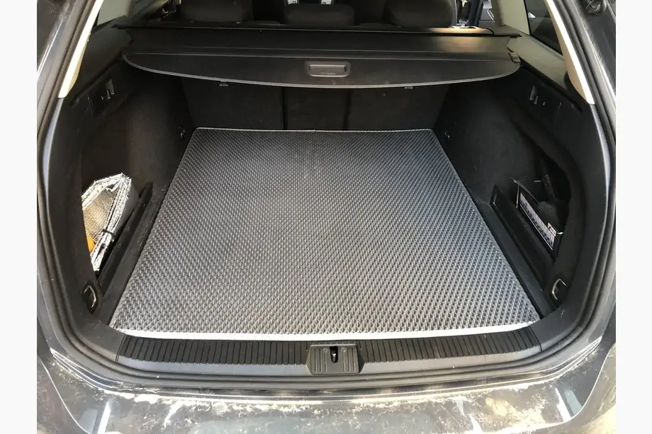 Volkswagen Passat B8 2015–2023 Bagagerumsmåtte (EVA, sort) SW Image