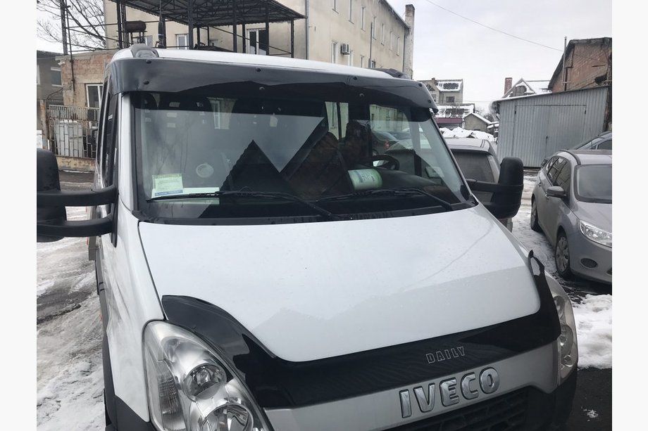 Iveco Daily 2006–2014 Forrudevisir V1 (sort højglans, 5 mm) Image