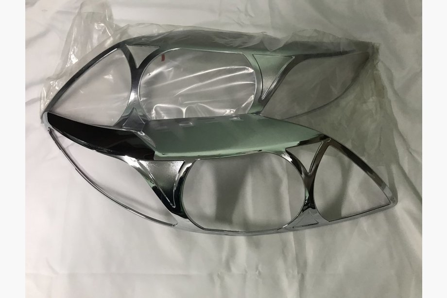 Toyota Corolla 2007–2013 Krom forlygterammer (2 stk., plast) Image