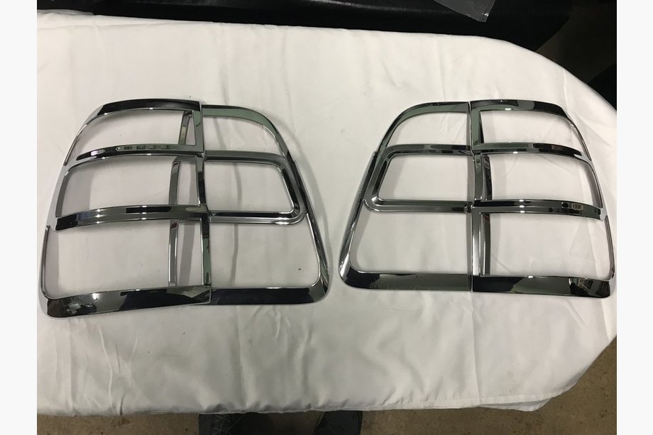 Toyota Land Cruiser 100 1998–2007 Stoplygte-kromcovers (2 stk., plast) Image