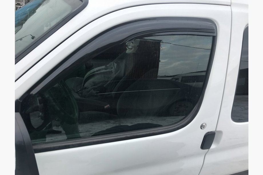 Peugeot Partner 1996–2008 Vindafvisere, sorte (2 stk., DDU-Aomis) Image
