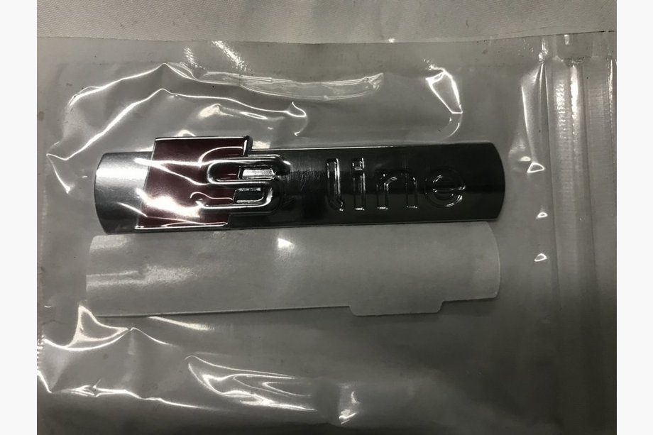 Audi Q7 2005–2015 S-Line emblem (krom) Image