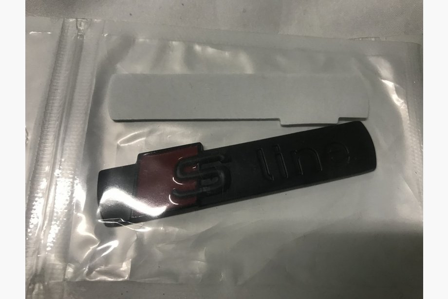 Audi Q7 2005–2015 S-Line emblem (sort) Image