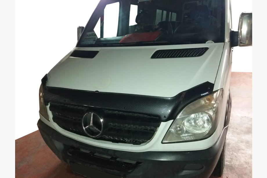 Mercedes Sprinter W906 2006–2018 Motorhjelmsdeflektor i carbonlook 2006-2013 (EuroCap) Image