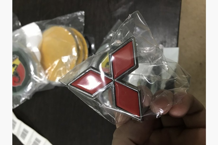 Mitsubishi Colt 1996–2004 Emblem 55 mm (rød) Image