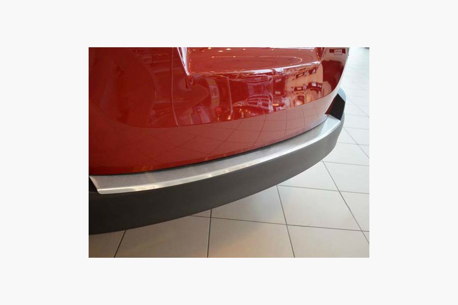 Toyota Rav 4 2013–2018 Bagkofangerbeskytter med bukkant Nataniko (rustfrit stål) Foto 2