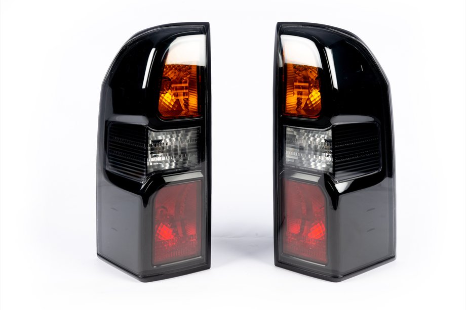 Nissan Patrol Y61 1997–2011 Baglygter Dark Safari (2004-2008, 2 stk.) Image