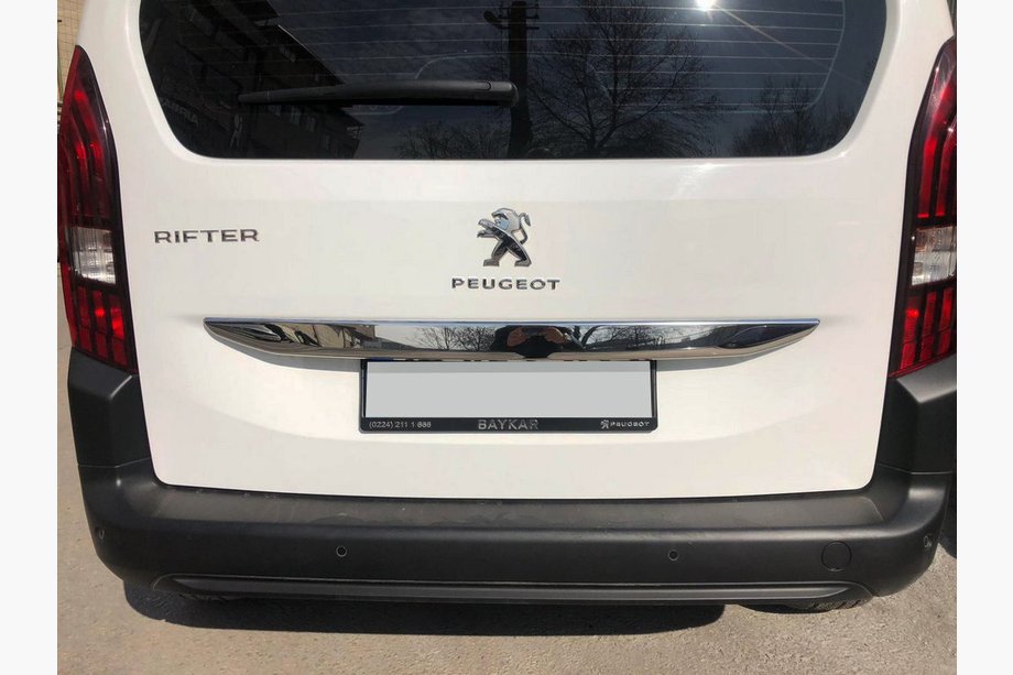 Peugeot Partner/Rifter 2019– Rustfri stålliste over nummerplade Image