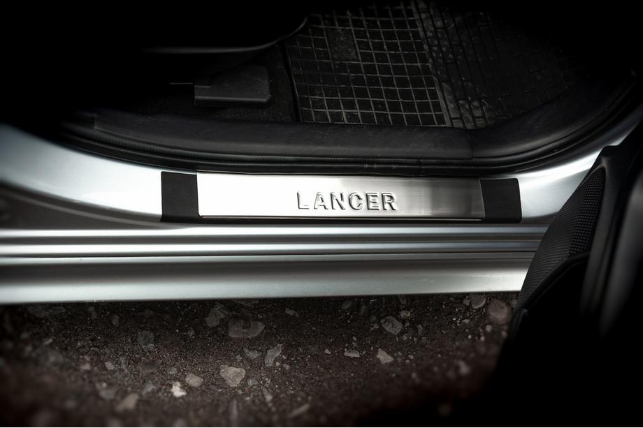 Mitsubishi Lancer X 2008– Dørtrinslister (OMSA, 4 stk., rustfrit stål) Foto 1