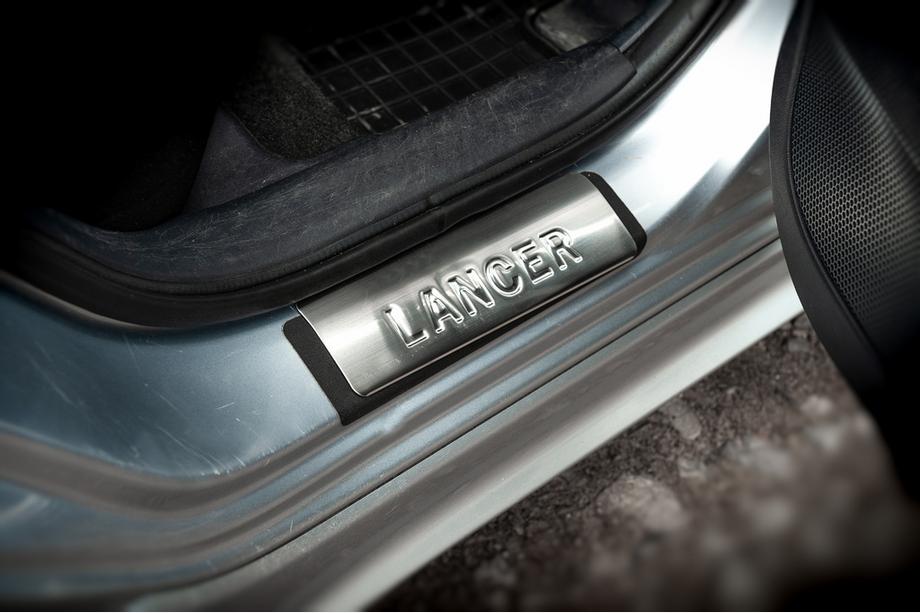Mitsubishi Lancer X 2008– Dørtrinslister (OMSA, 4 stk., rustfrit stål) Foto 4