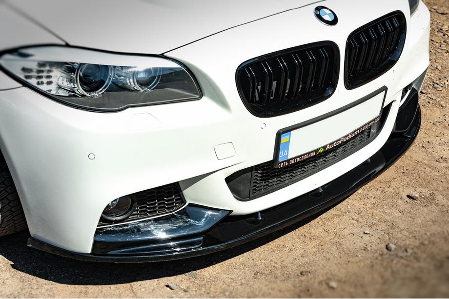 BMW 5-serie F10/F11 2010–2016 Kofangerlæbe foran OmsaLine (sort) Image