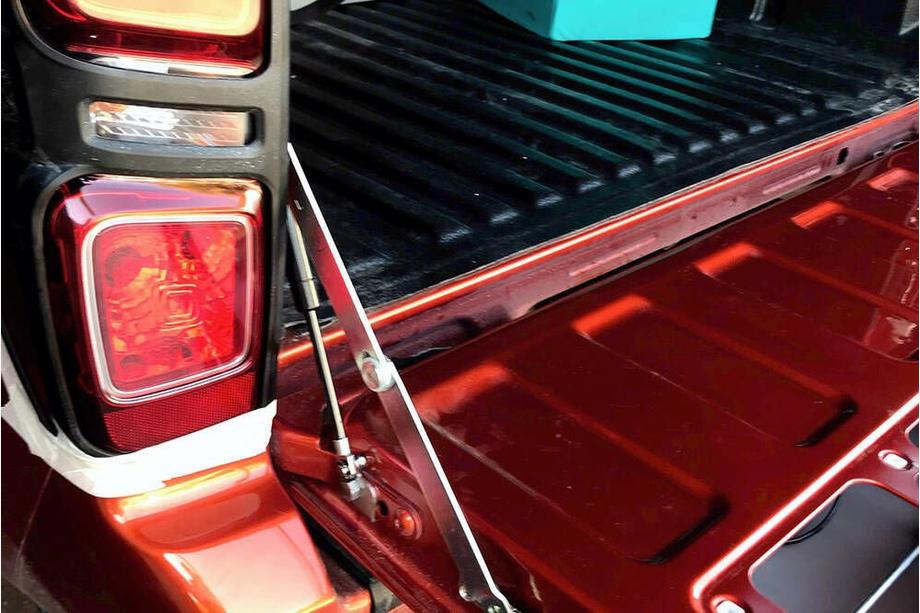 Isuzu D-Max 2019– Gasfjedre til bagklap Image