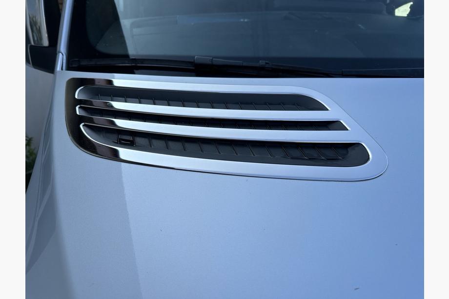 Mercedes Sprinter W907/W910 2018– OmsaLine kromliste til luftindtag (2 stk., rustfrit stål) Image