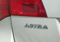 Opel Astra J 2009–2015 Astra emblem 5177042 (120 x 17 mm) foto 1