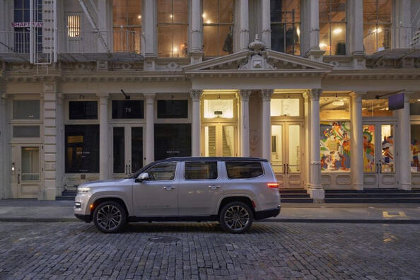 Test af SUV'en Jeep Grand Wagoneer Foto 4
