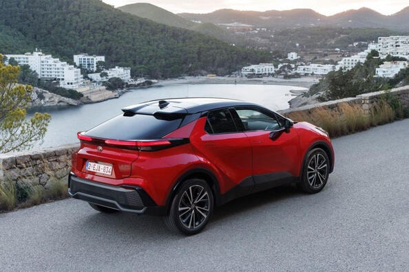 Test af den kompakte crossover Toyota C-HR i 2. generation Foto 3