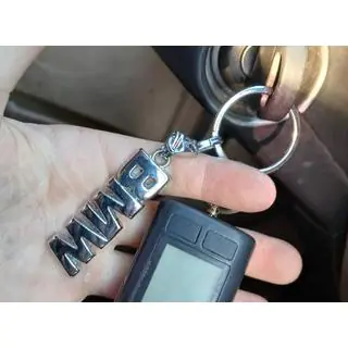 Metallisk nøglering med BMW-logo