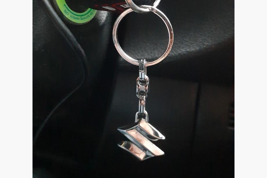 Suzuki Nøglering i metal med Suzuki-logo Image