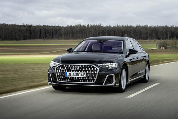 Test af den opdaterede Audi A8 sedan med firehjulstræk